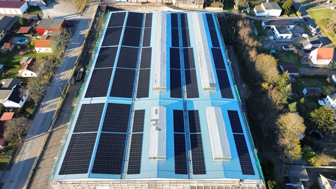 Solarpaneele auf Gewerbefläche aus der Vogelperspektive