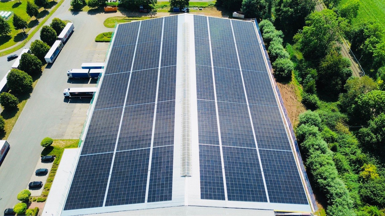 Großflächige PV-Anlage auf Hallendach